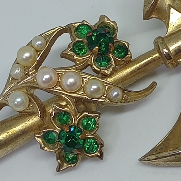 * vintage signed Coro Pegasus battle axe pin brooch faux pearls - Picture 3 of 6